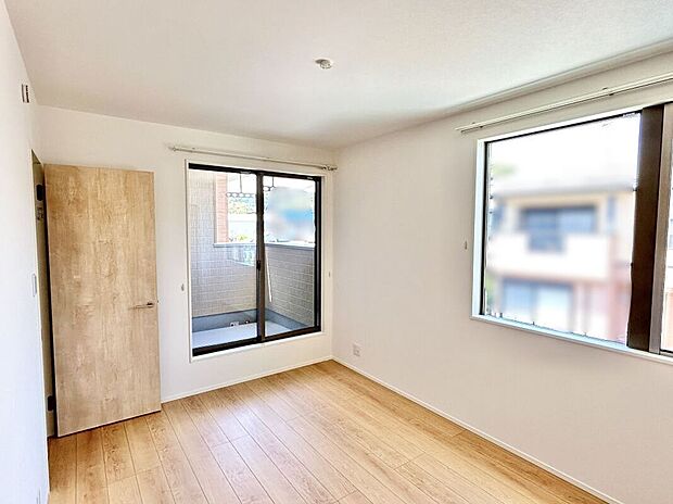 【寝室】(14号棟)主寝室は広々していて安らげる空間に。バルコニーにすぐアクセスできるため、お洗濯物の片付けもらくらく♪※施工事例です。実際とは異なります。