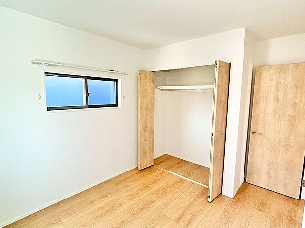 【主寝室】南向きの主寝室は広々していて安らげる空間に。バルコニーにすぐアクセスできるため、お洗濯物の片付けもらくらく♪※施工事例です。実際とは異なります。