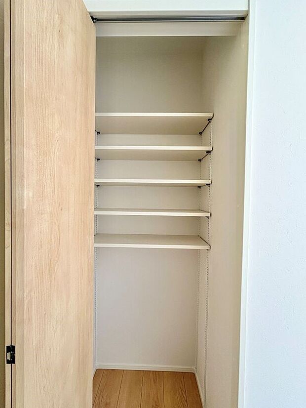 【玄関】クローゼットタイプの靴収納。可動棚なので、靴の高さに合わせて調節できます。※施工事例です。実際とは異なります。