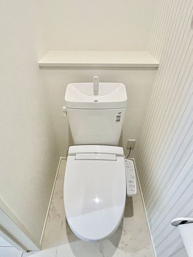 【トイレ】温水洗浄便座トイレ。新素材により、気になる便座もサッとひとふきでキレイになります。2階にもトイレあります！※施工事例です。実際とは異なります。