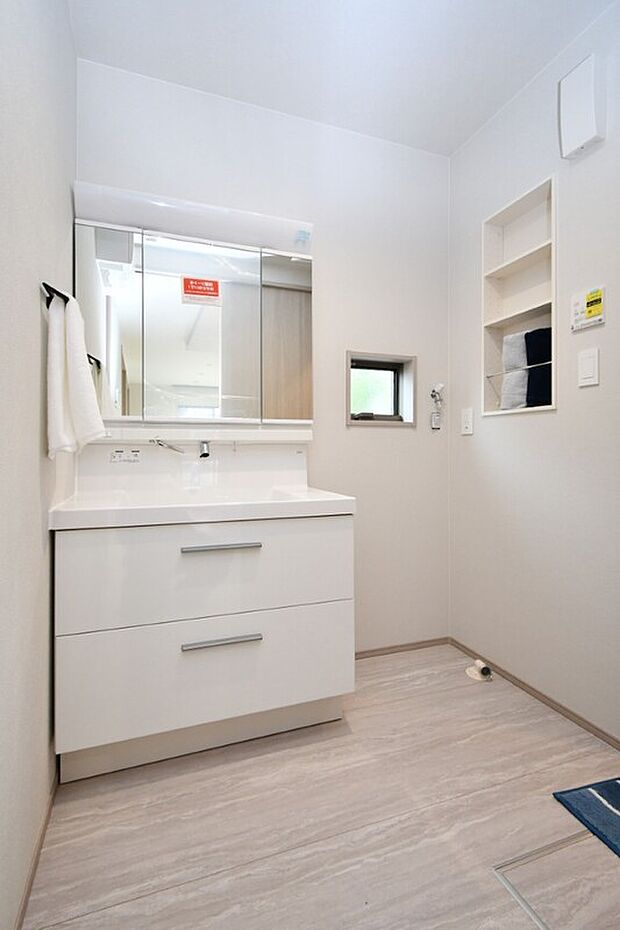 【浴室】ホテルライクで掃除の手間が少ない洗面化粧台。日用品は三面鏡裏に収納することで生活感を隠せます。※施工事例です。実際とは異なります。