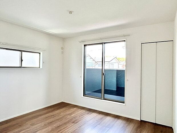 【主寝室】南向きの主寝室は日当たりもよく、あたたかみのある空間に。収納も2ヵ所あります。※施工事例です。実際とは異なります。