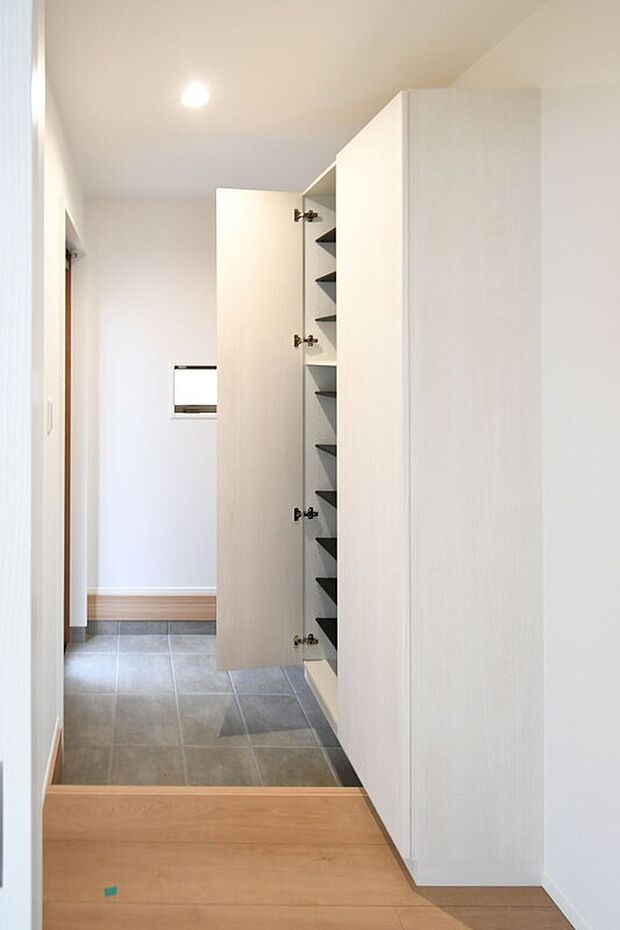 【玄関】シューズボックスはトールタイプ!高さのある靴も可動棚を調節して収納できます。※施工事例です。実際とは異なります。