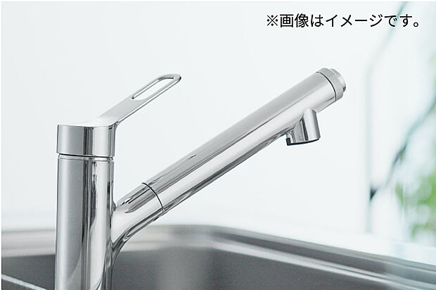 【浄水器内蔵ハンドシャワー水栓】浄水器が内蔵された水栓。シャワーホースが伸びるのでシンク回りのお掃除も便利です。