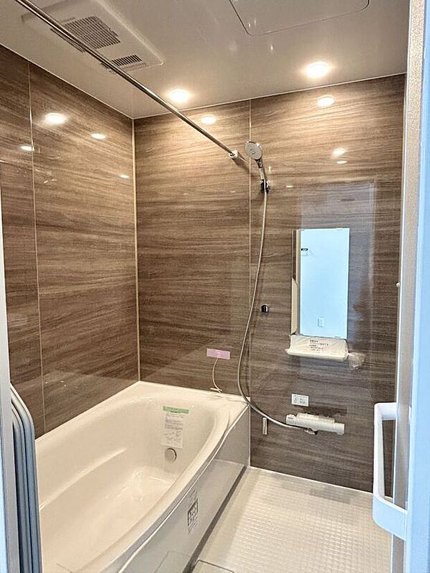 【浴室】1坪以上の広さを設けた浴室で、 ゆったりバスタイム。お子様と一緒に 入るにも充分な広さです。一日の疲れを癒せます。※施工事例です。実際とは異なります。