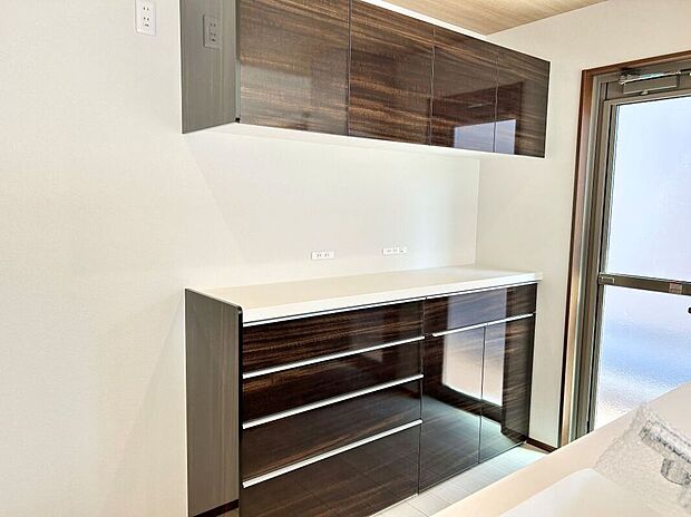 【キッチンキャビネット】たっぷり収納できる美しいキャビネット。吊戸棚と引き出し収納で生活感を隠し、空間を美しく保てます。※施工事例です。実際とは異なります。