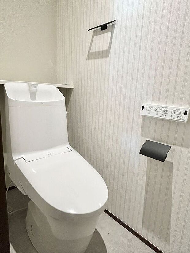 【トイレ】1階、2階ともにトイレがあるので、夜間や朝のバタバタする時間でも安心です♪※施工事例です。実際とは異なります。