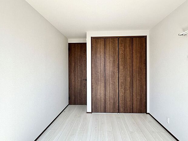 【洋室】2階は主寝室の他に2室！お子様の部屋や趣味の部屋にすることで主寝室回りがスッキリします♪在宅勤務用のオフィス部屋にも！ ※画像はイメージです