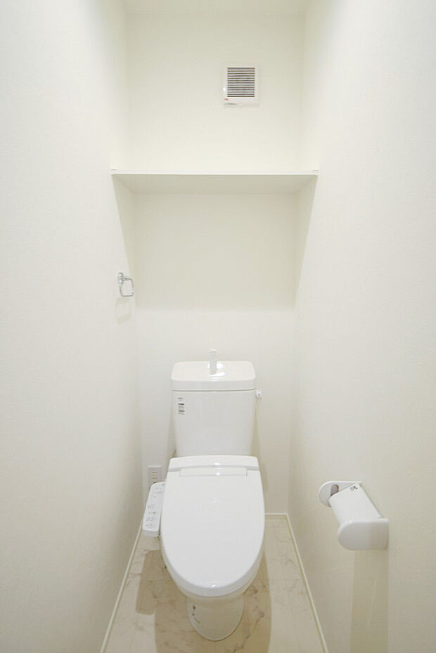 【トイレ】温水洗浄便座トイレを2階にも設置!夜間に1階へ降りなくて済みます。※施工事例です。実際とは異なります
