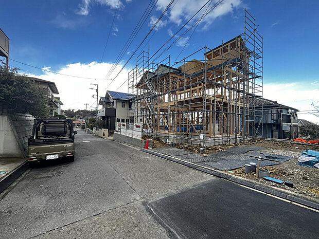 南西道路に面し、日当たり良好!明るく開放的な住まいで、毎日が心地よい空間に。ご家族分のカースペース完備で来客にも便利です。