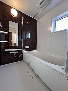 【1号棟】足を伸ばして入れるサイズの浴用は日々の疲れを癒して