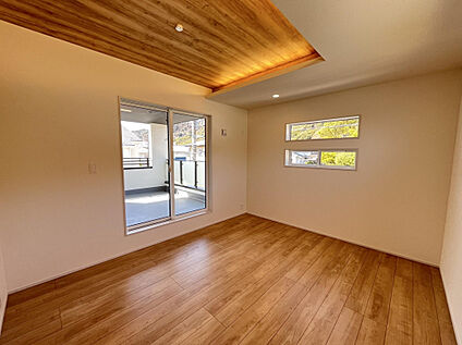 2面採光で、日中は自然光がたっぷり差し込み、明るく心地よい空