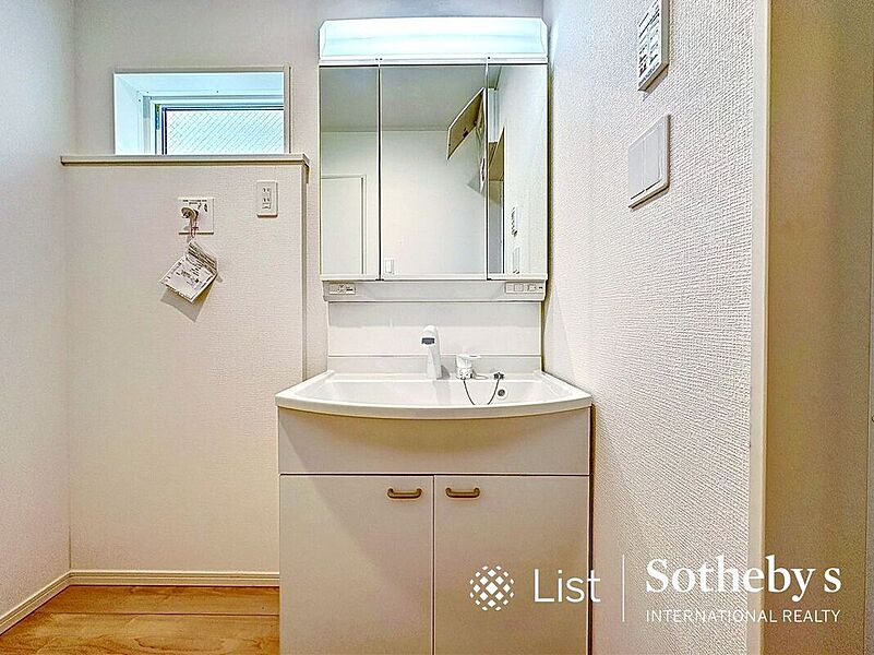 ◆　洗面室　◆ゆとりのある洗面室。収納に配慮した洗面台で毎日