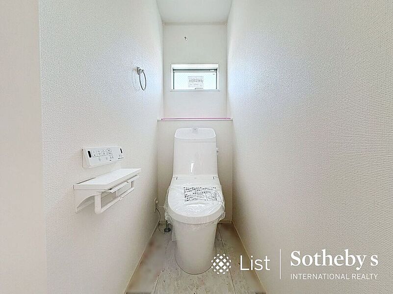 ■トイレ■1号棟 施工中白を基調とした、シンプルながらも落ち着くデザイン。洗浄付き温水便座で機能性も兼ね備えています♪