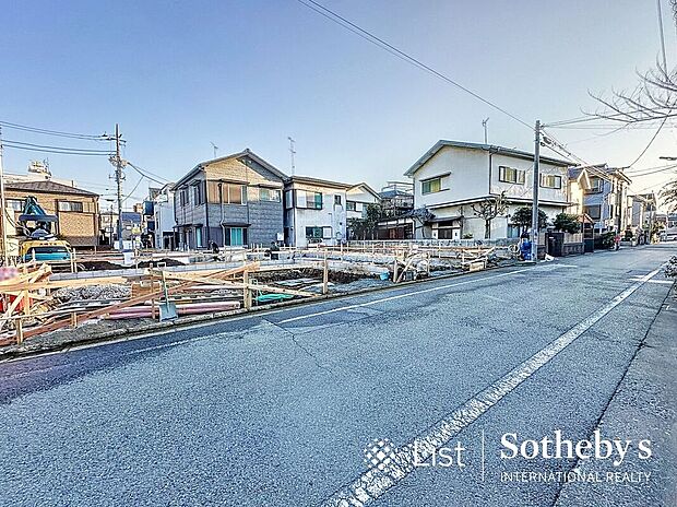 ■前面道路■住宅地のため車通りが少なく、静かな環境です。しっかり舗装もされているので、ベビーカーや自転車で通っても快適に通行できます。