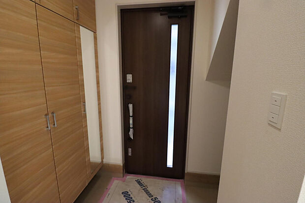 玄関と収納　広い玄関で毎日の着脱がとてもしやすい！鏡がついてるので身だしなみのチェックもばっちり♪