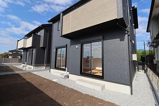 【後ろ外観】バルコニーがアクセントとなり視覚的にもバランスよく調和しています♪