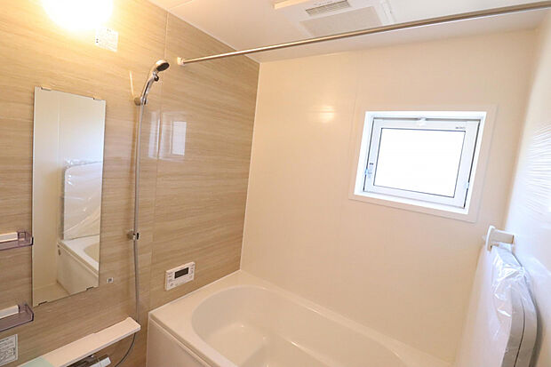 【浴室】ご家族みんなが快適に使える広さを確保!浴室暖房換気乾燥機を完備しており、洗濯物の乾燥にも活躍します♪機能性と快適性を兼ね備えた、暮らしを支える水まわり空間(^^♪