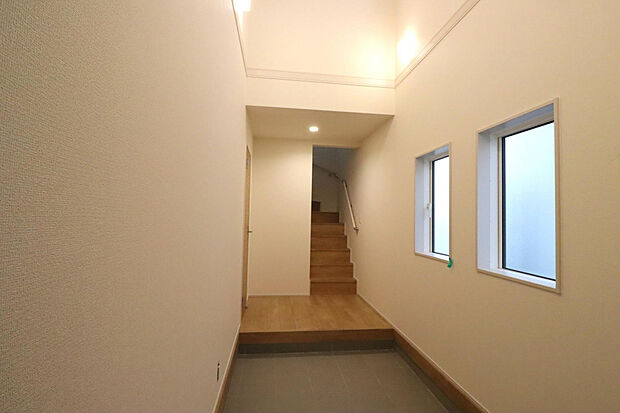 【マルチエントランス】多用途に使える便利なスペース！荷物の仮置きやアウトドア用品の収納や雨の日の動線確保など生活スタイルに合わせて柔軟に活用！！家事効率を高めながら住まいにゆとりを生む魅力的な設計です♪