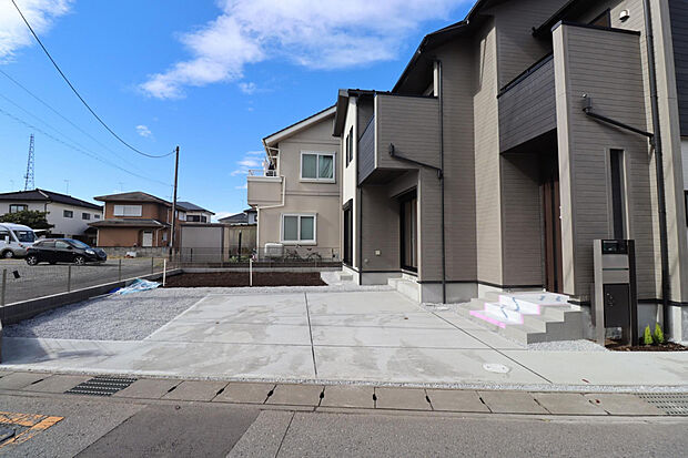 【外観】広々とした駐車スペースは来客対応にも!