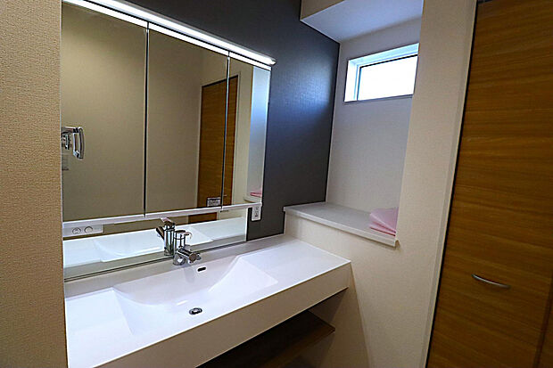 【洗面台】収納付きの三面鏡を使用し、デザインと機能性を両立!!ミドルミラーで小さいお子さんでも使いやすい♪