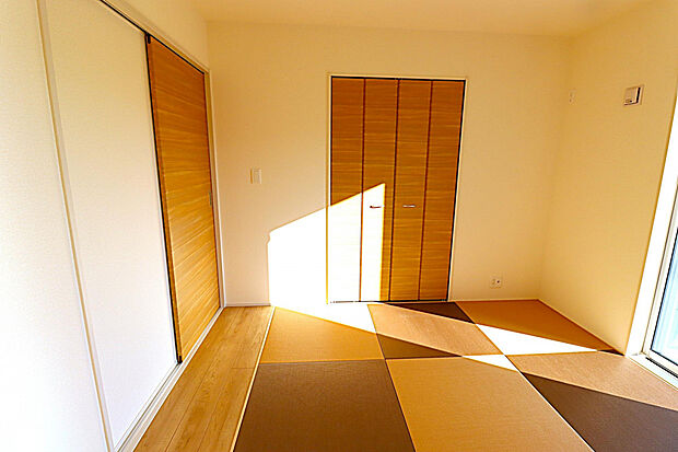 【和室】落ち着いた雰囲気が魅力の空間♪客間としてはもちろん、家事や子どもの遊び場、くつろぎスペースなど多用途に使えます!和のやさしい表情が、住まいに安らぎとゆとりをもたらしてくれます♪