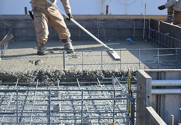 【【ベタ基礎】】基礎の床面と立ち上がり部分が一体となっており、鉄筋コンクリートでつくられた強固な基礎です。面全体で揺れを抑えつけ建物の荷重を均等に受けられるので、地面に沈み込む力を小さくすることができます。幅は150