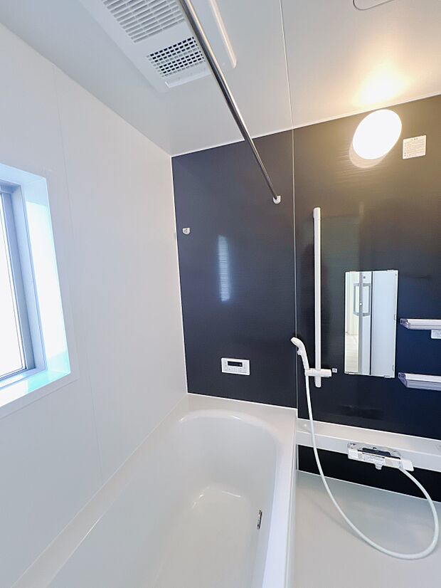 【浴室】◇浴室（2号棟）｜アクセントクロスが印象的なユニットバス。追い炊き機能式、換気・乾燥・暖房仕様です！雨の日は浴室内でお洗濯物を干すことができます。