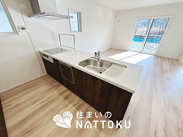 現地写真(キッチン)
収納たっぷりのシステムキッチン、浄水器付水栓を標準装備しています。