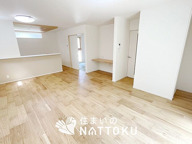 現地写真(リビング)
フローリング材には、木目、色調など木材特有の風合いがあり、ナチュラルな美しさになっています。