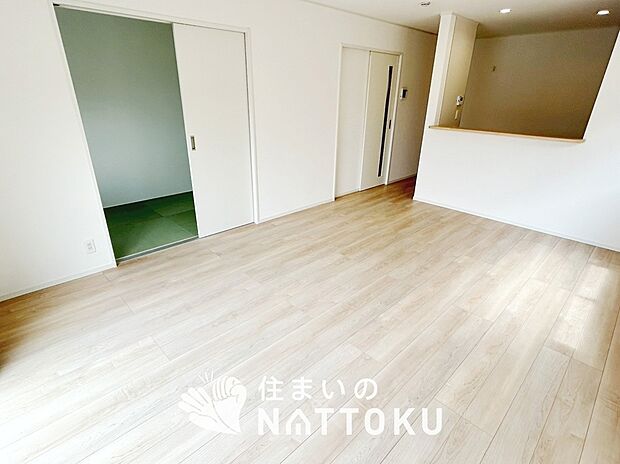 現地写真(リビング)
フローリング材には、木目、色調など木材特有の風合いがあり、ナチュラルな美しさになっています。