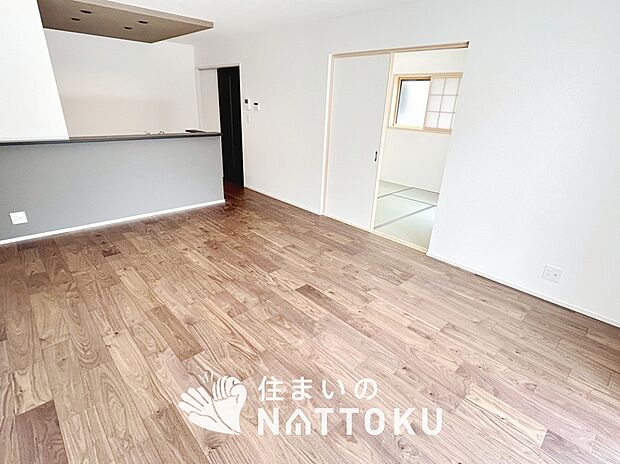 現地写真(リビング)
フローリング材には、木目、色調など木材特有の風合いがあり、ナチュラルな美しさになっています。
