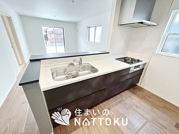 現地写真(キッチン)
収納たっぷりのシステムキッチン、浄水器付水栓を標準装備しています。