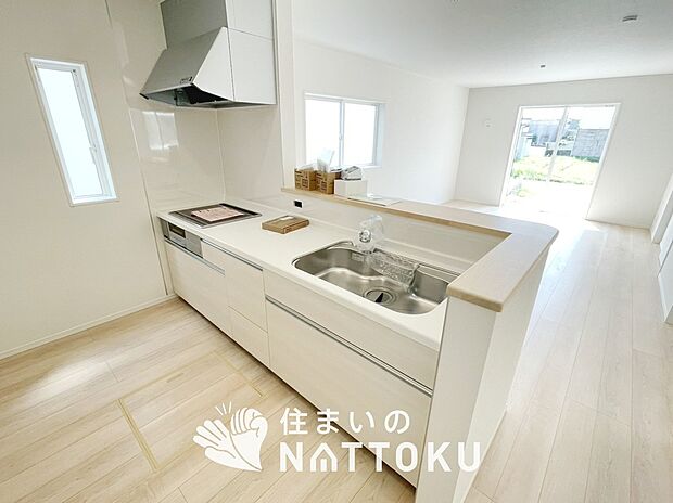 現地写真(キッチン)
収納たっぷりのシステムキッチン、浄水器付水栓を標準装備しています。