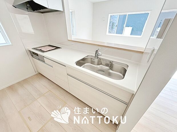 現地写真(キッチン)
収納たっぷりのシステムキッチン、浄水器付水栓を標準装備しています。