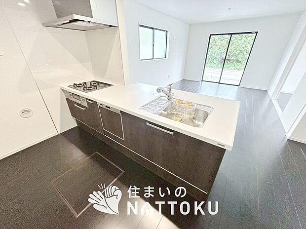 現地写真（キッチン）
収納たっぷりのシステムキッチン、浄水器付水栓を標準装備しています。
