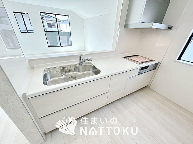 現地写真(キッチン)
収納たっぷりのシステムキッチン、浄水器付水栓を標準装備しています。