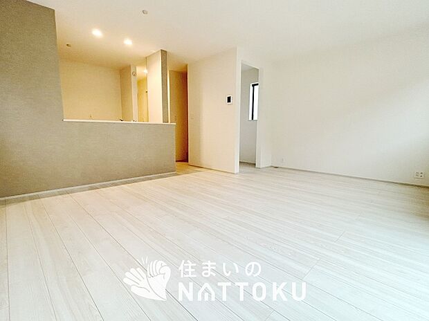 現地写真(リビング)
フローリング材には、木目、色調など木材特有の風合いがあり、ナチュラルな美しさになっています。