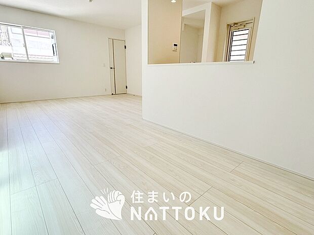 現地写真(リビング)
フローリング材には、木目、色調など木材特有の風合いがあり、ナチュラルな美しさになっています。