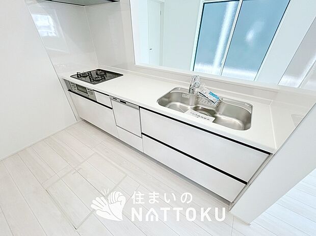 現地写真(キッチン)
収納たっぷりのシステムキッチン、浄水器付水栓を標準装備しています。