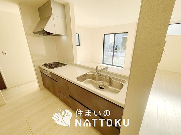 現地写真（キッチン）
収納たっぷりのシステムキッチン、浄水器付水栓を標準装備しています。