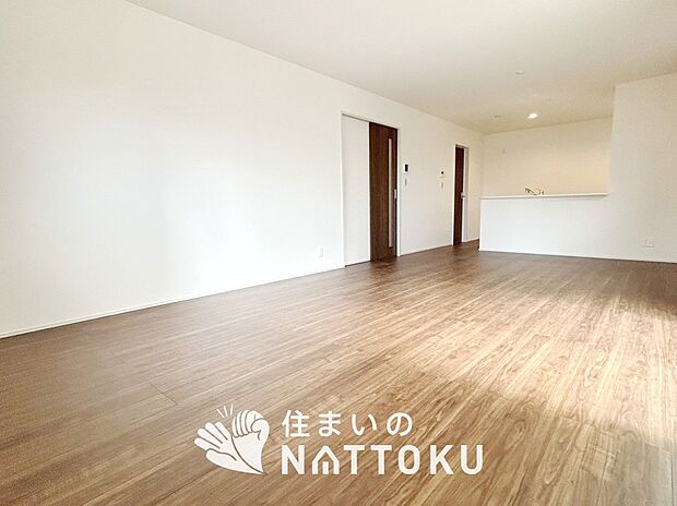 現地写真(リビング)
フローリング材には、木目、色調など木材特有の風合いがあり、ナチュラルな美しさになっています。