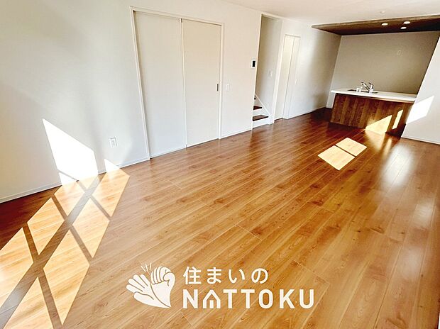 現地写真(リビング)
フローリング材には、木目、色調など木材特有の風合いがあり、ナチュラルな美しさになっています。