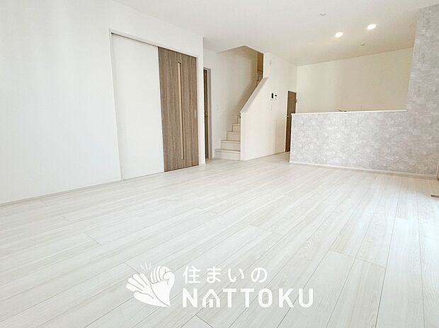 現地写真(リビング)
フローリング材には、木目、色調など木材特有の風合いがあり、ナチュラルな美しさになっています。