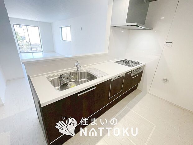 現地写真(キッチン)
収納たっぷりのシステムキッチン、浄水器付水栓を標準装備しています。