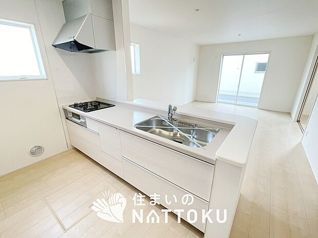 現地写真（キッチン）
収納たっぷりのシステムキッチン、浄水器付水栓を標準装備しています。
