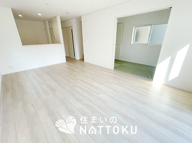 現地写真(リビング)
フローリング材には、木目、色調など木材特有の風合いがあり、ナチュラルな美しさになっています。