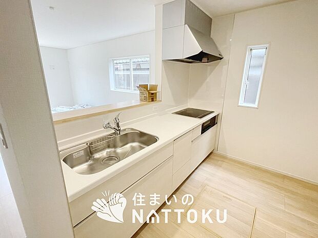 現地写真(キッチン)
収納たっぷりのシステムキッチン、浄水器付水栓を標準装備しています。
