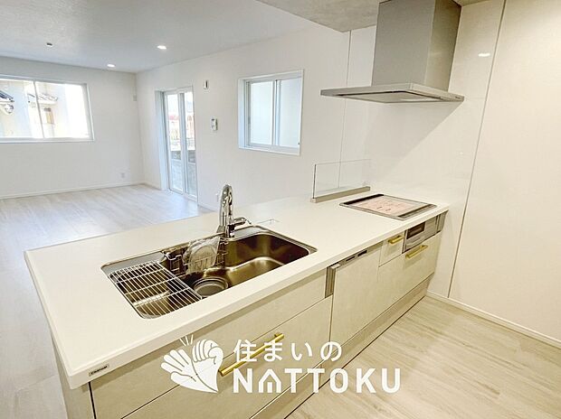 現地写真(キッチン)
収納たっぷりのシステムキッチン、浄水器付水栓を標準装備しています。