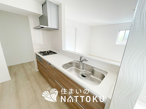 現地写真(キッチン)
収納たっぷりのシステムキッチン、浄水器付水栓を標準装備しています。